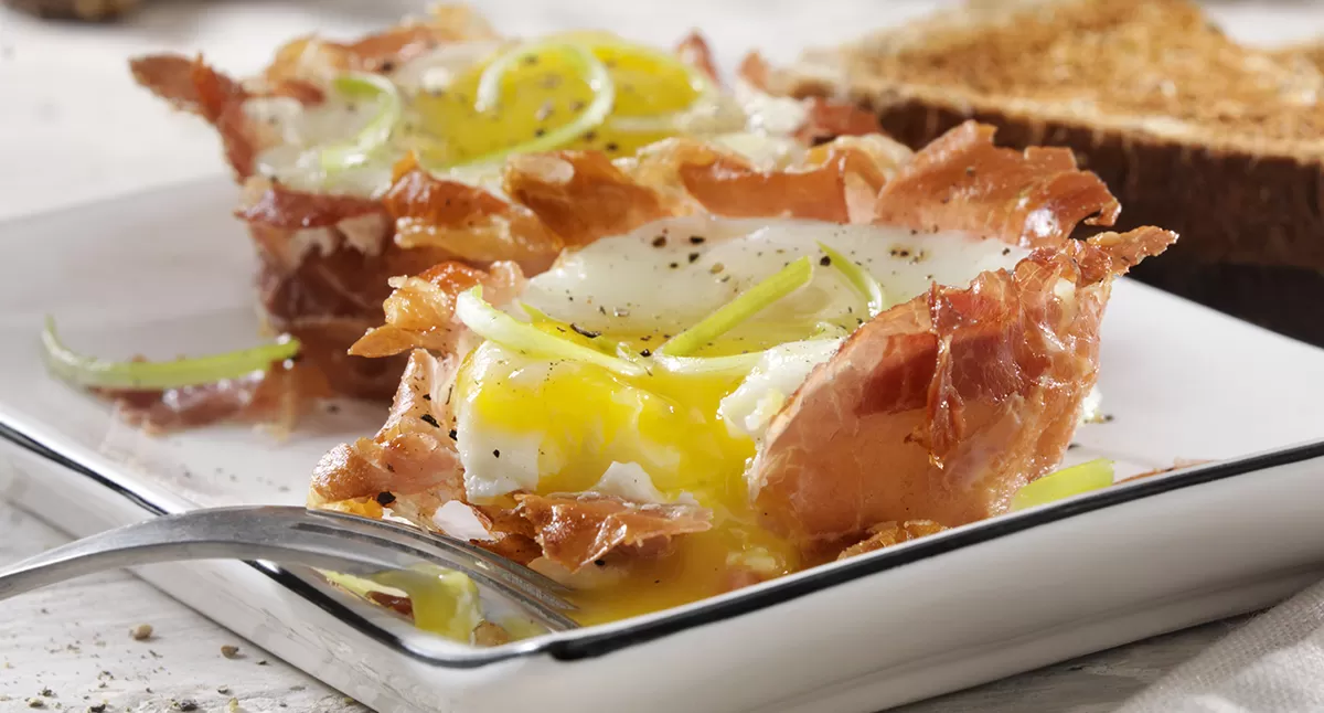 View Ham & Egg Cups with Spicy Sriracha Sauce Gallery - Image 1 Ham & Egg Cups with Spicy Sriracha Sauce
